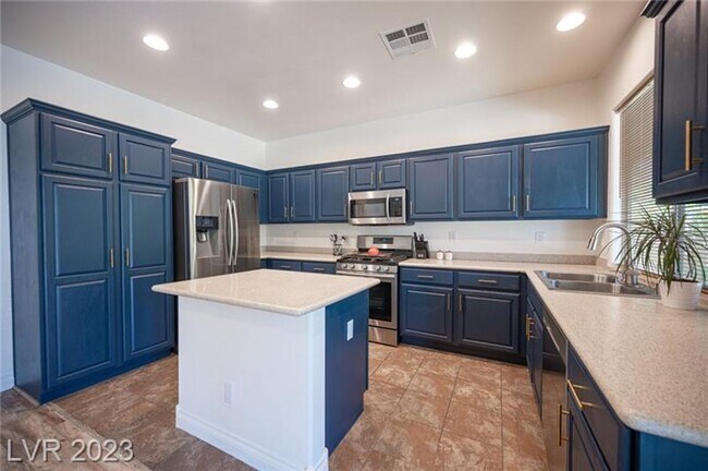 Building Photo - BEAUTIFUL 4 BEDROOM HOME!
