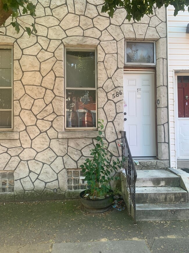 Building Photo - 586 Clinton St