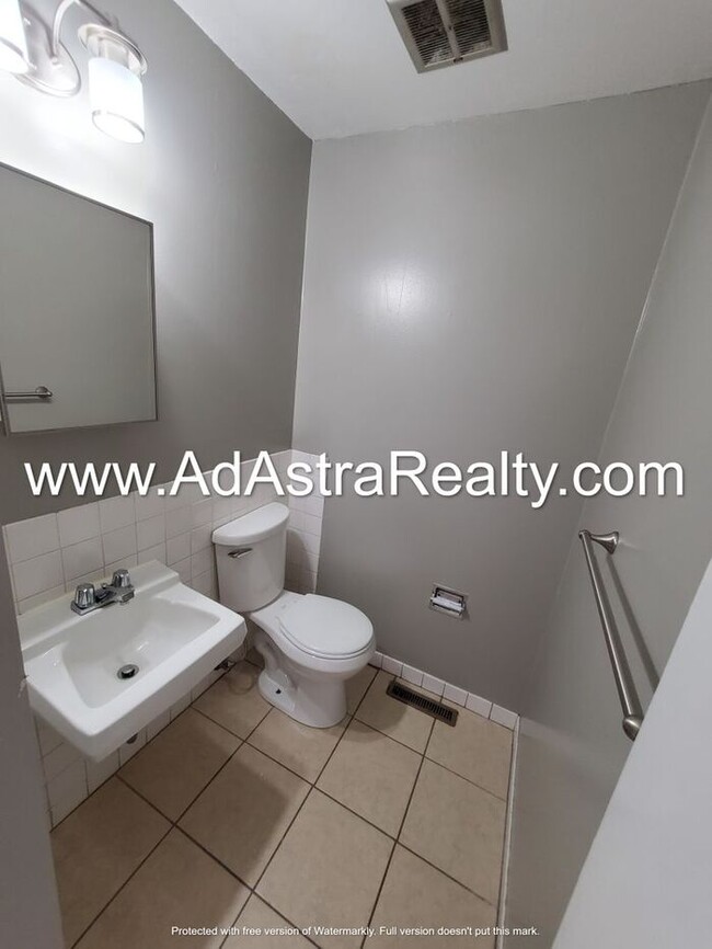 Building Photo - Spacious and Affordable Olathe Townhome-Av...