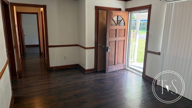 Building Photo - WINTER MOVE-IN SPECIAL: 50% OFF 1ST FULL MONTH OF RENT** (**see description for details)