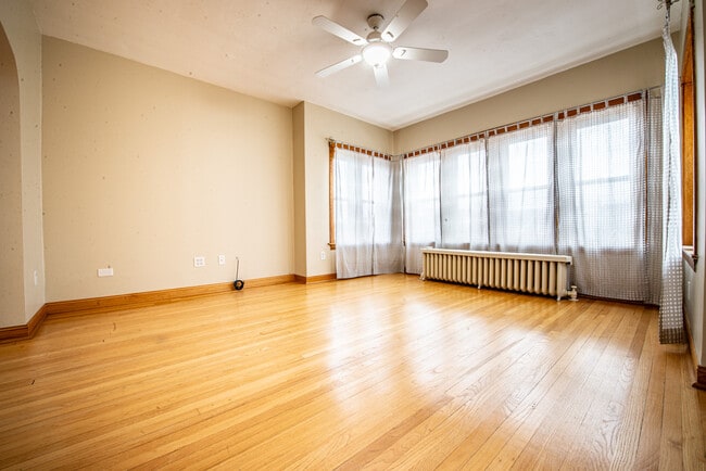 Foto del edificio - 5618 W Warwick Ave