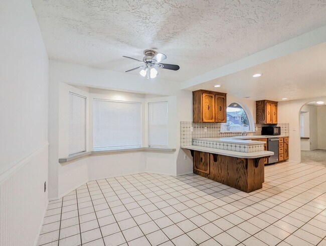 Building Photo - Spacious 3 bed, 3 bathroom home with main ...