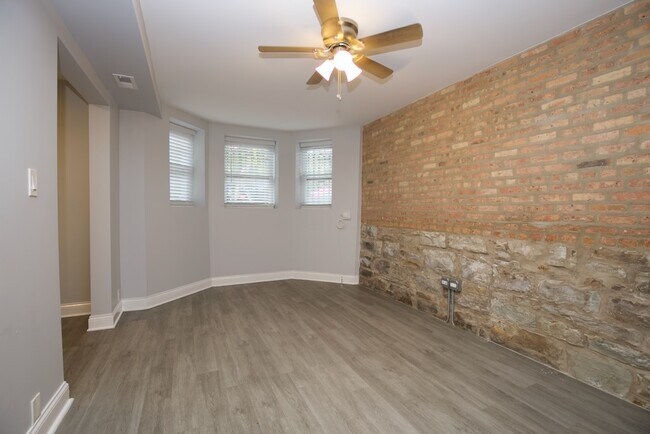 Foto del edificio - 2647 N Sacramento Ave