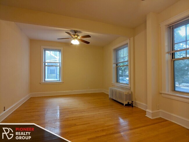 Building Photo - 1615 W Berteau Ave