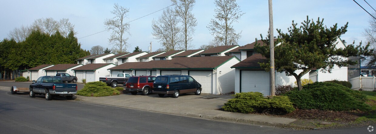 Building Photo - Waterfront Townhouses