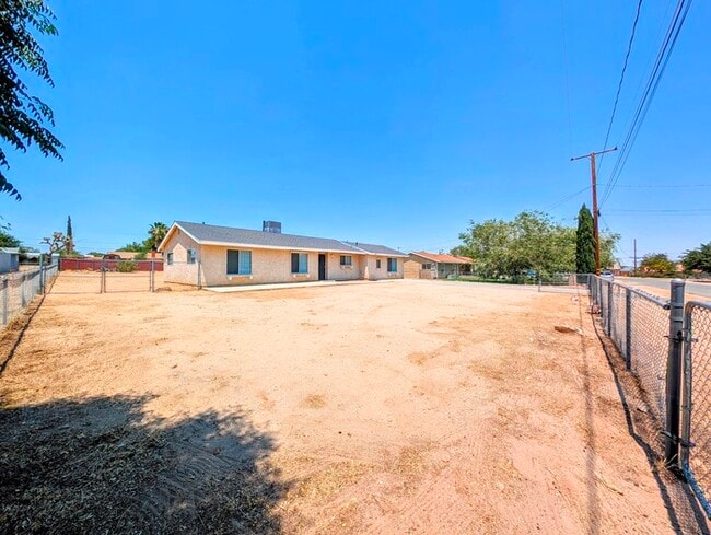 Foto del edificio - 4 bed with Dual master bedrooms and Solar ...
