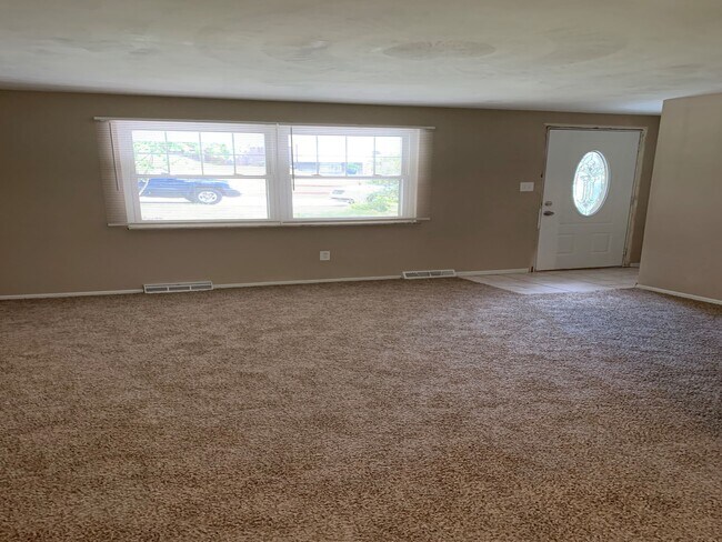 Spacious Living Room - 1022 Taylor St