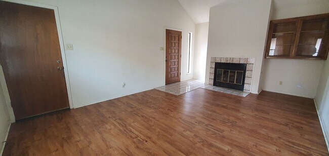 Foto del edificio - Spacious 2 bedroom 2 bath townhome COMING ...