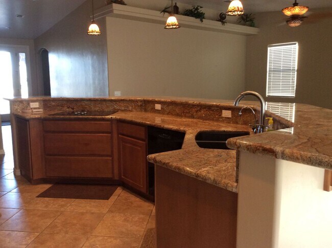 Building Photo - 3 Bedroom 2 Bath Home