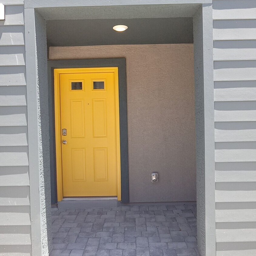 Foto principal - Stylish Townhome Living: Luxury and Comfort!