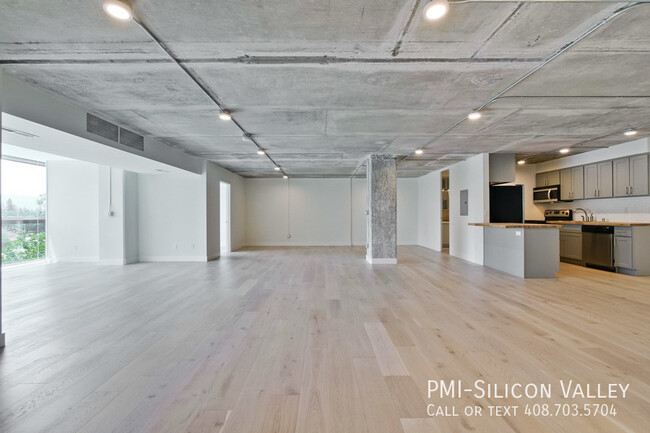 Building Photo - Views