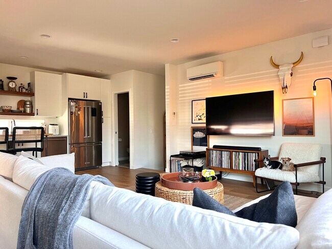 living room/kitchen - 1211 S Atlantic St