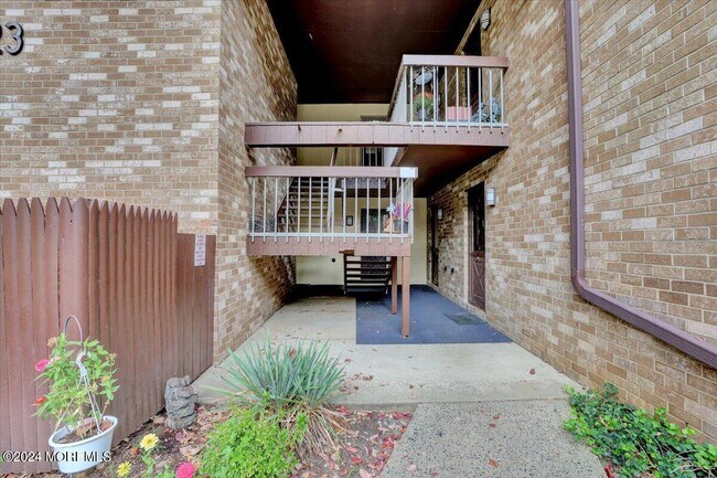 Building Photo - 123 Amberly Dr