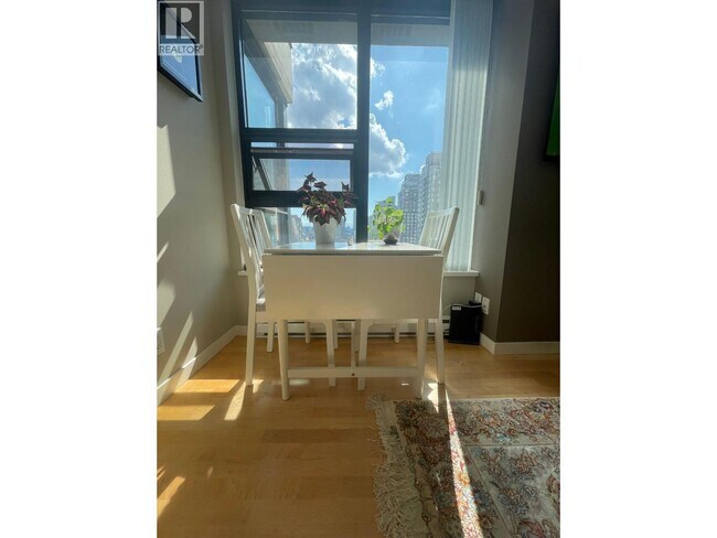 Building Photo - 928 Homer St