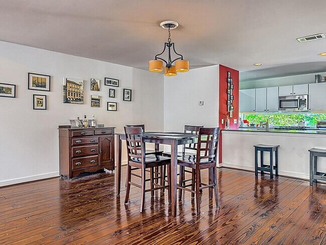 Foto del edificio - Charming, modern, 3 Bedroom Townhome in Ho...