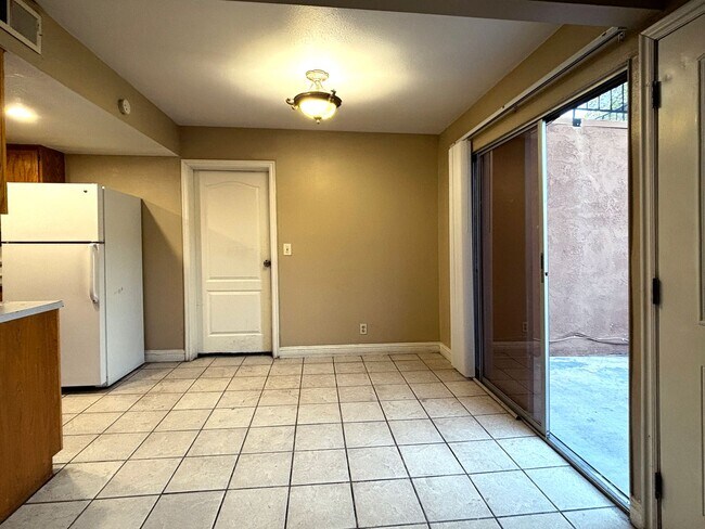 Building Photo - 2 Bedroom / 2 bath townhouse with 1 car garage