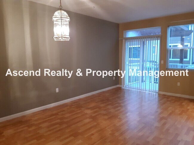 Building Photo - Sexton Mtn 3 Bed End Unit Townhome 2 Decks...
