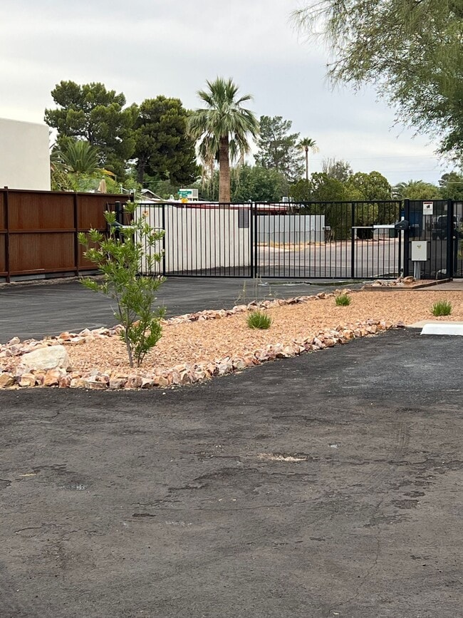 Building Photo - 341-349 E Calle Arizona