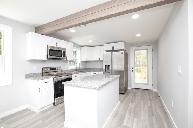 Building Photo - 2 Bedroom Madison Cutie