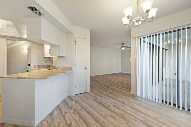 Building Photo - Beautiful 2Bed 2.5 Bath Annual Rental