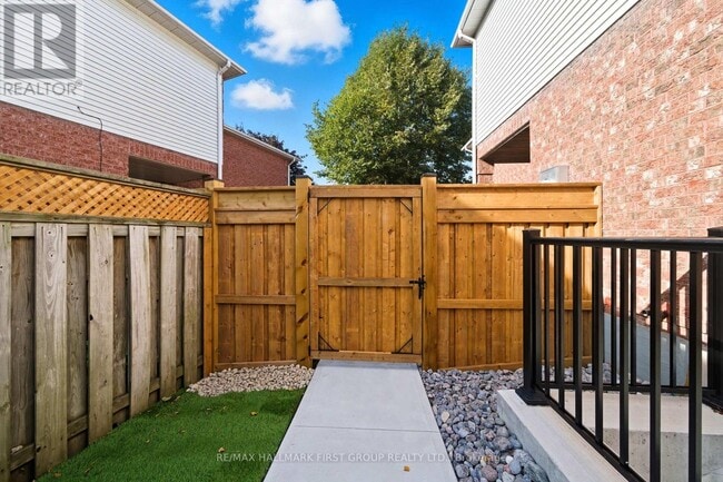 Building Photo - 126 Buyson Crescent