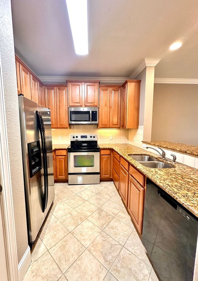 Building Photo - Spacious 3Bed/2.5Bath Townhouse in Quiet N...