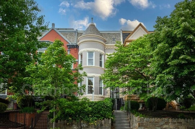 Building Photo - 136 R St NE