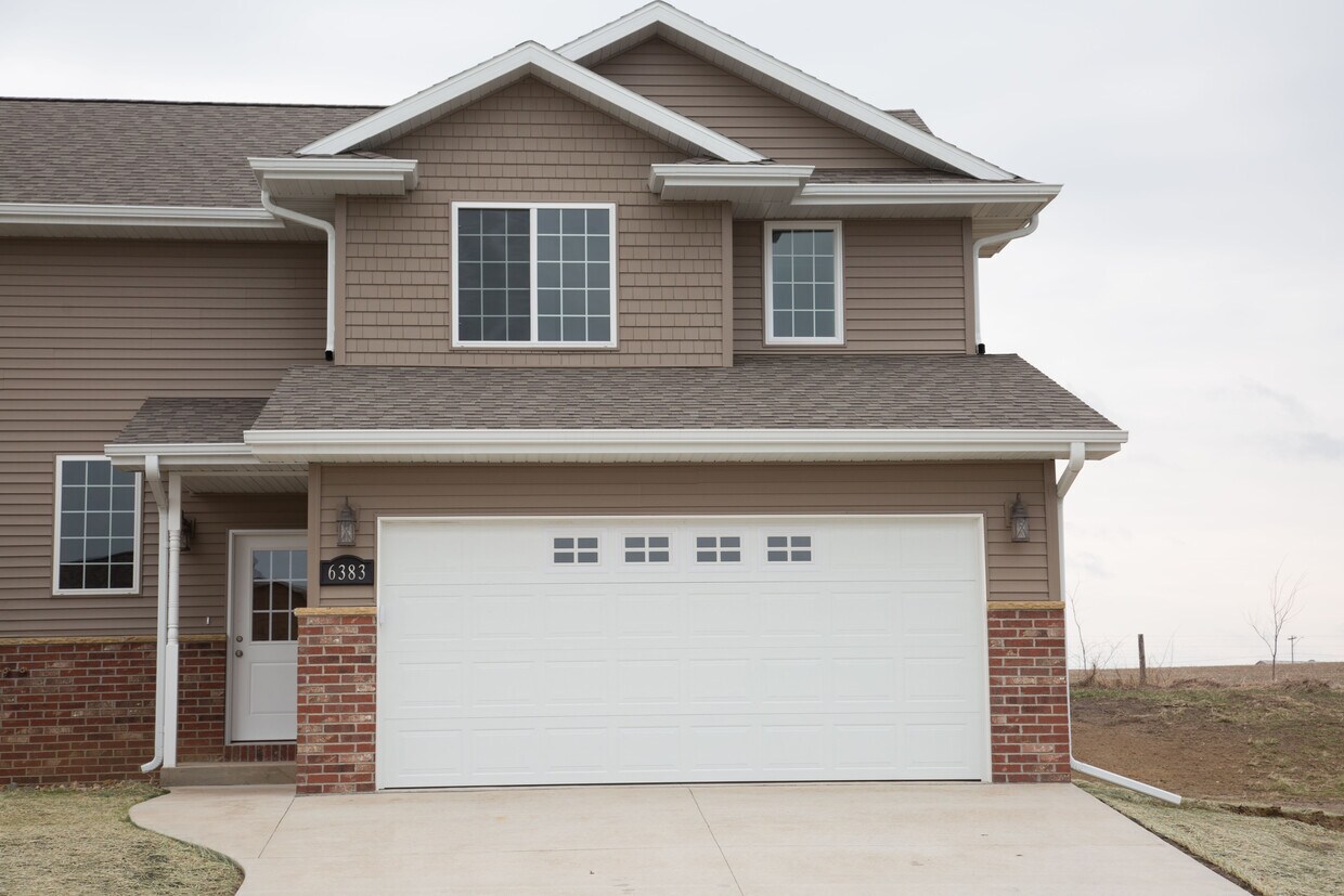 6385 Osage Dr, Asbury, IA 52002 Townhouse for Rent in Asbury, IA