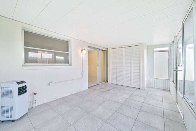 Building Photo - ** 2/2 Villa in Cypress Lake Gardens - Screened Lanai - 1st Floor **