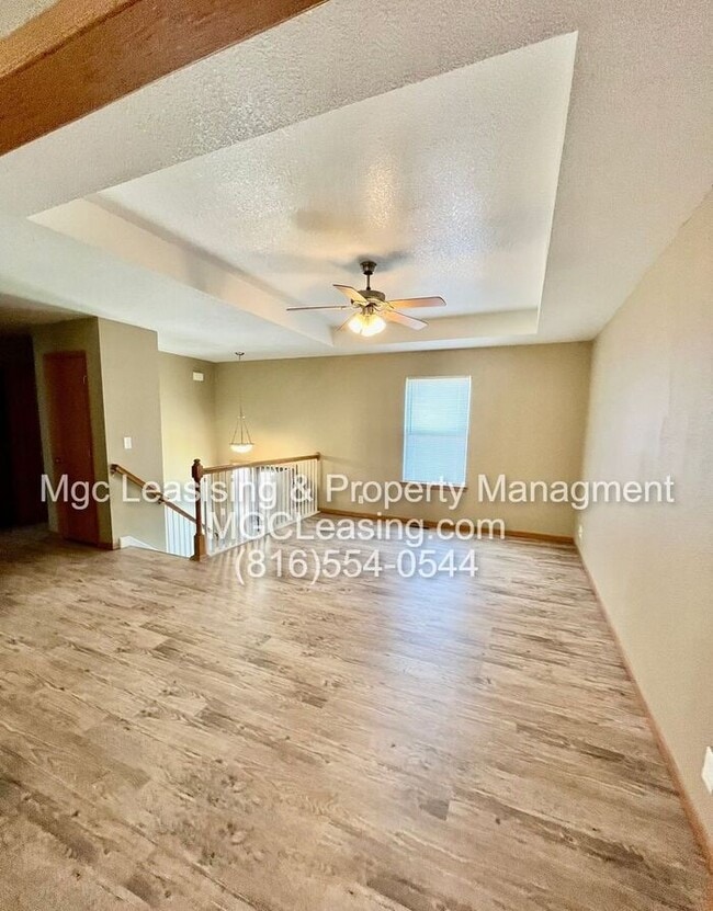 Building Photo - Spacious Duplex ready for your March move in!