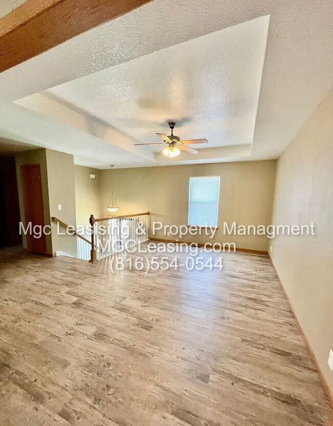 Foto del edificio - Spacious Duplex ready for your March move in!