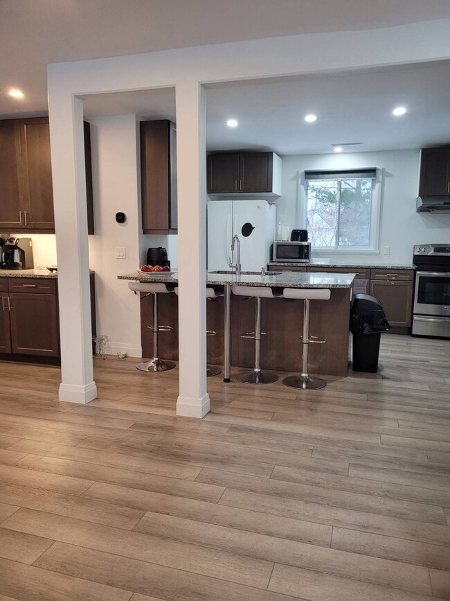 Building Photo - Room for rent