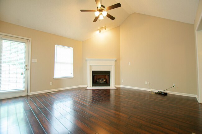 Building Photo - Three Bedroom with Bonus!