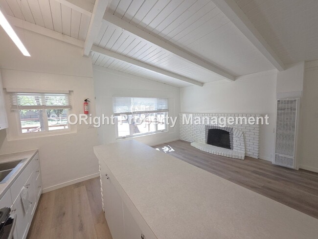 Building Photo - AVAILABLE NOW -  1 bed, 1 bath renovated unit in Santa Margarita
