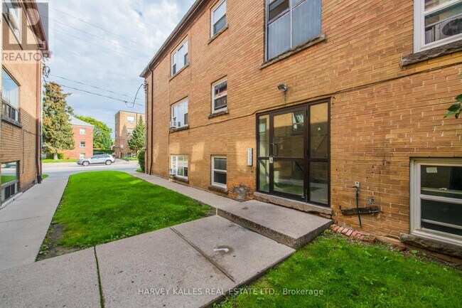 Photo du bâtiment - 2905 St Clair Ave E