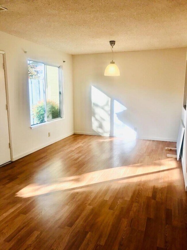 Building Photo - 4685 Persimmon Pl