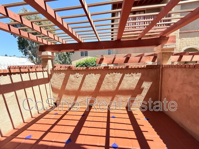 Building Photo - 2561 Navarra Dr