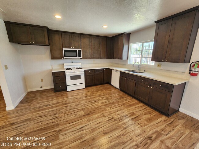 Building Photo - Fontana 3 bedroom Home with Swimming Pool