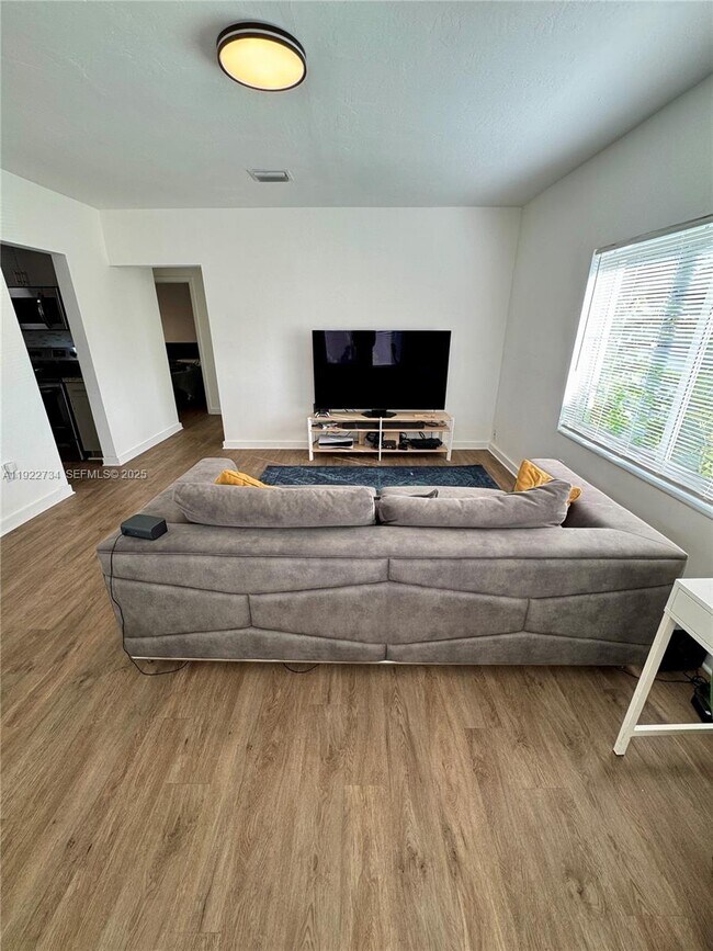 Foto del edificio - 1215 NE 109th St