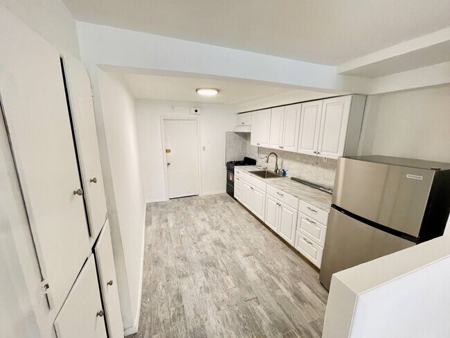 Building Photo - 1080 Rhinelander Ave