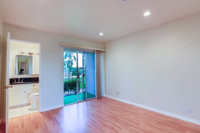 bedroom and bathroom - 3839 Vista Campana S
