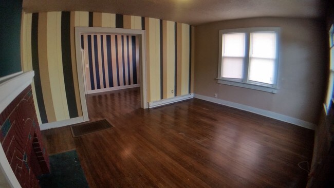 Building Photo - 1203 N Villa Ave