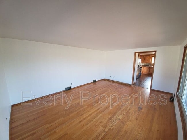 Building Photo - 3215 25th Ave
