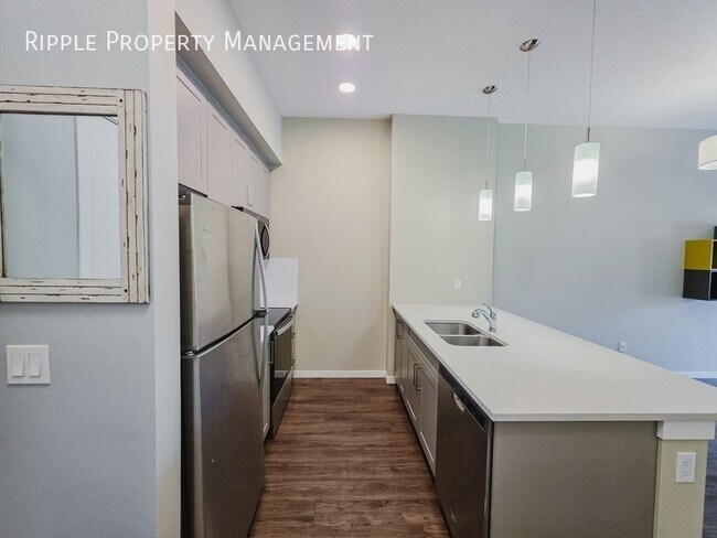 Photo du bâtiment - TOP-FLOOR 1 BEDS, 1 BATHS CONDO | RESORT-STYLE MAHOGANY LAKE ACCESS