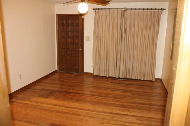 Building Photo - 1324 E Kinkaid St