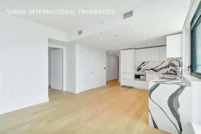 Photo du bâtiment - Millennium Condo ? 2 Bed, 2 Bath, Wide Balcony