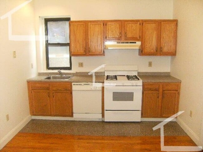 Building Photo - 9/1 Great deal on a 4BR/2BA w/heat inc, balcony!