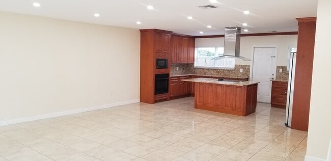 Building Photo - 802 Raymond St