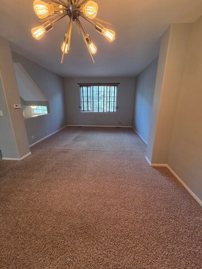 Foto del edificio - 422 Cary Woods Cir