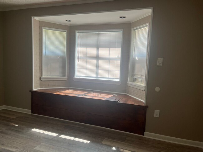 Building Photo - Spacious 4 bedroom 1.5 bath house
